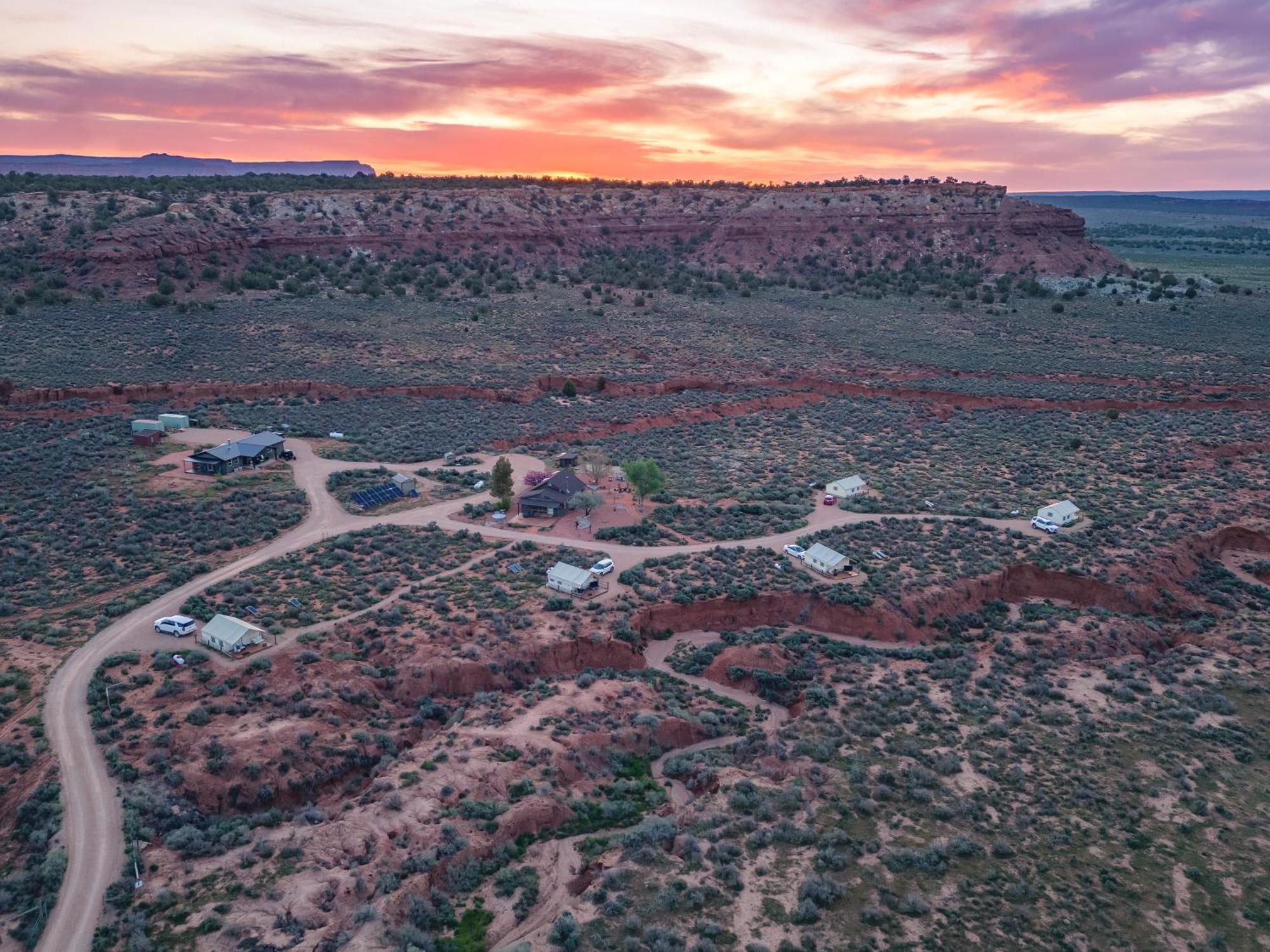 ホテル Basecamp 37° カナブ エクステリア 写真